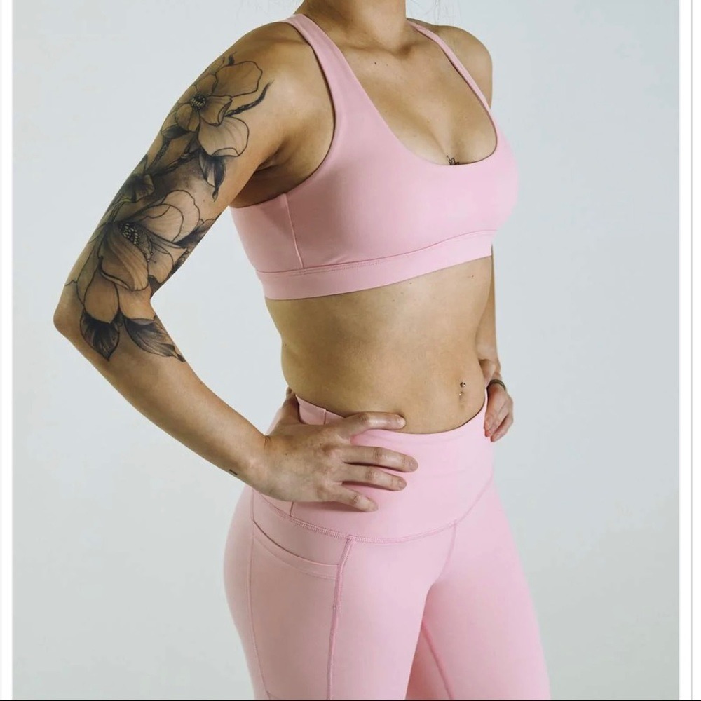 Feed Me Fight Me Sports Bra Shorts Set Womens Medium Pink NEW Crossback Pockets